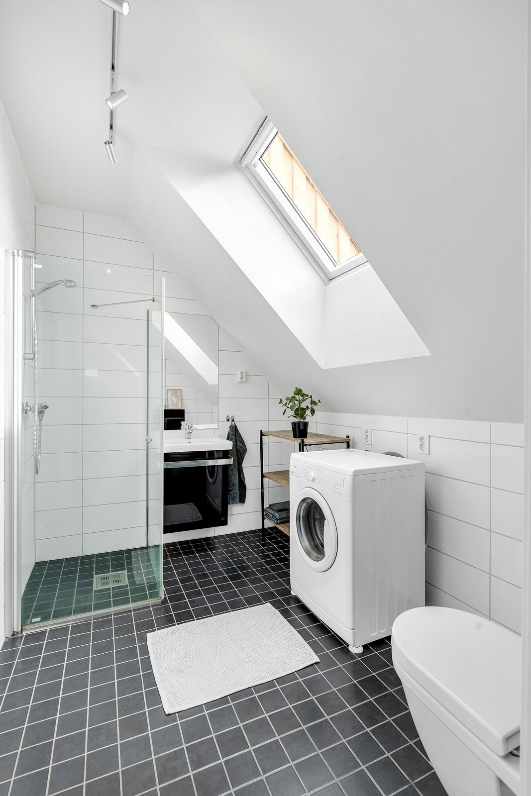 Komplett flislagt bad med gulvvarme. Galleribilde