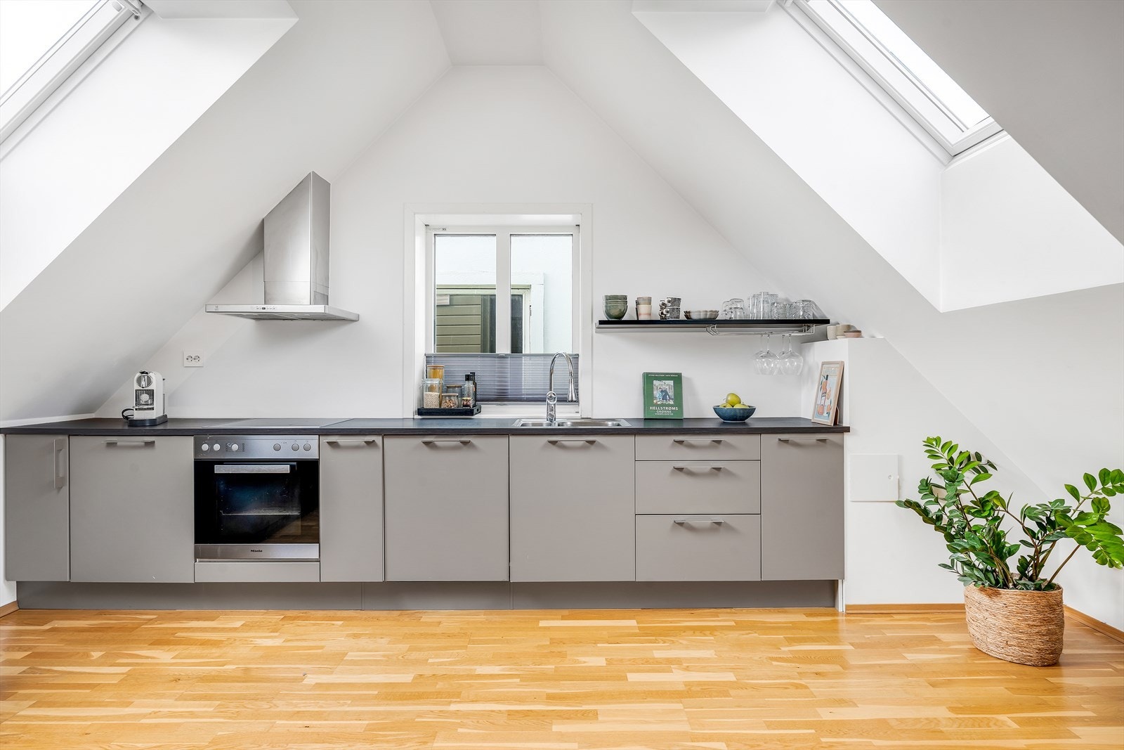 Stilrent kjøkken med integrerte hvitevarer. Galleribilde