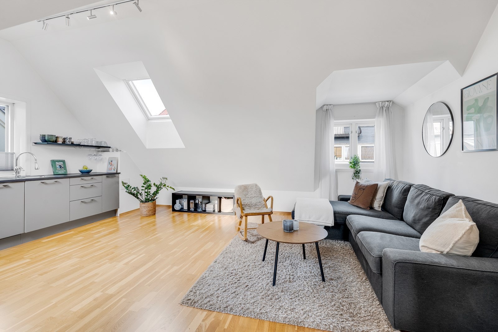 Boligen ble totalrenovert i 2014 og holder gjennomgående god standard. Galleribilde