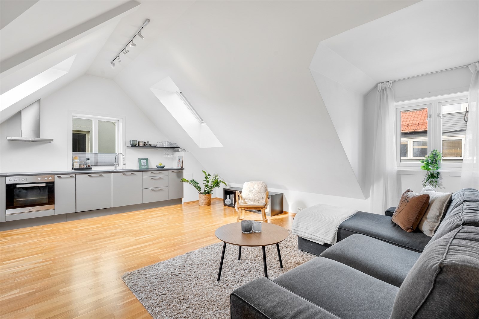 En stilfull og moderne 2-roms loftsleilighet med god standard, mye sjarm og særpreg i attraktive Nordbyen! Galleribilde