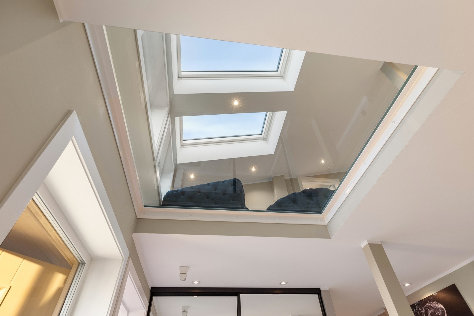Her vil du møte på et unikt inntrykk gjennom glassgulvet til store Velux takvinduer som gir gode lysforhold på dagtid og stjernehimmel på kveldstid. Galleribilde