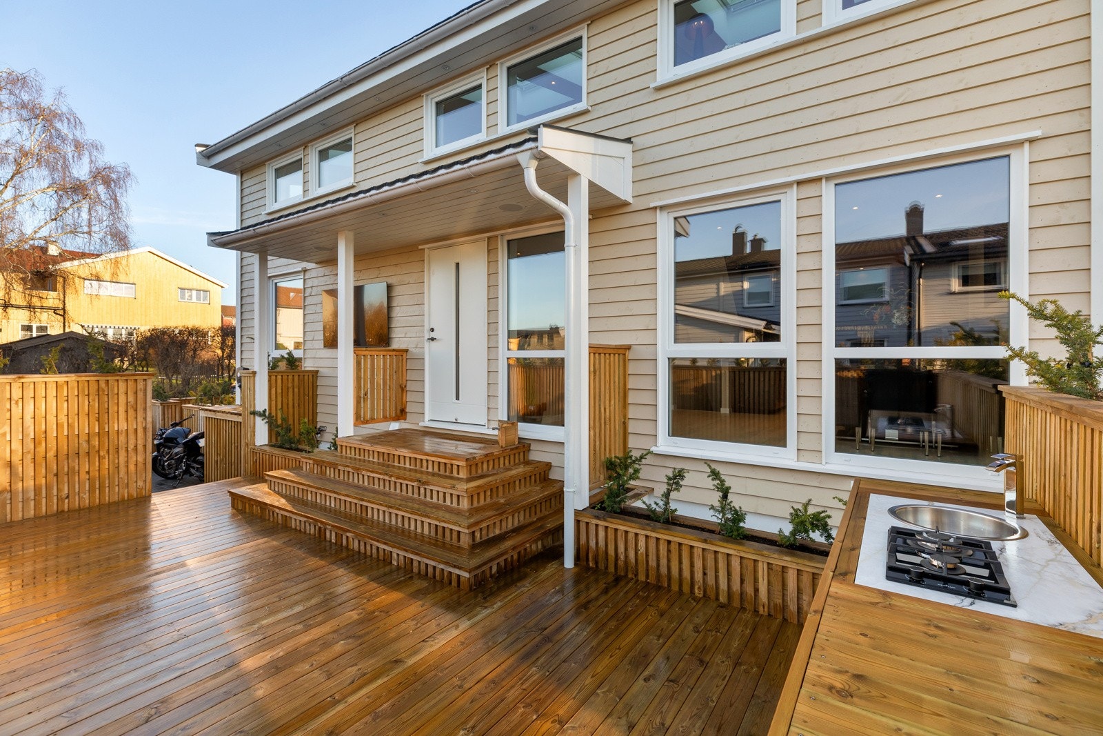 Det er to terrasser tilknyttet boligen: En terrasse utenfor hovedinngangen på hele 32 kvm og en terrasse ved hybelinngangen på ca. 18 kvm. Galleribilde