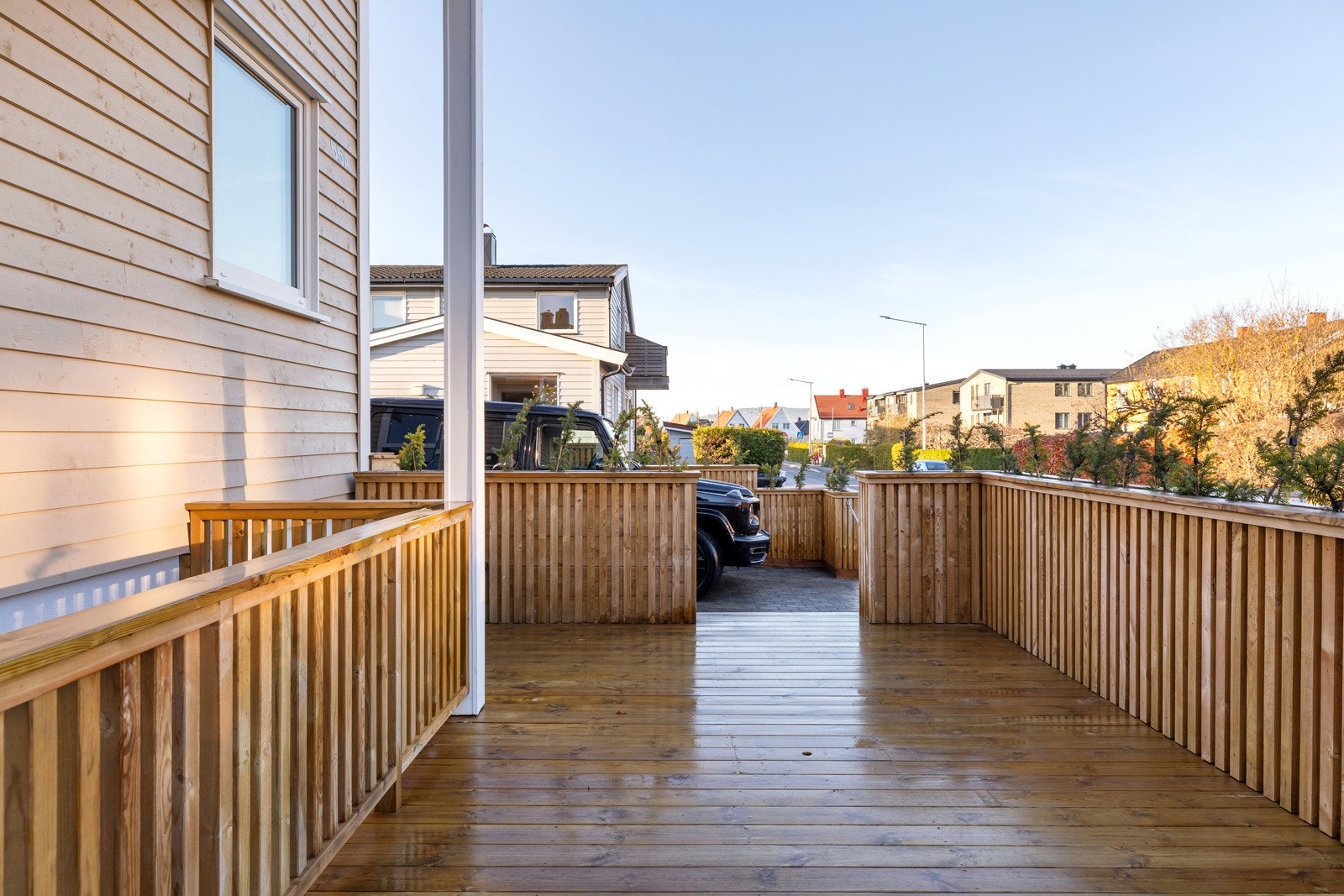 Terrassen er utstyrt med utekjøkken, beplantning og utvendige stikkontakter. Galleribilde
