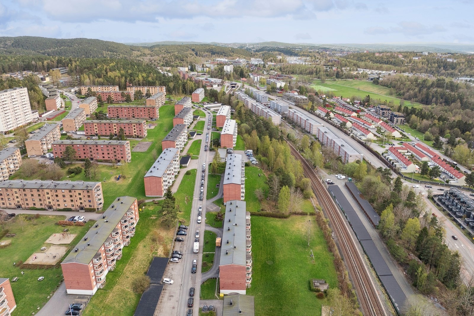 Nærområdet byr også på mange aktiviteter og fritidstilbud som bl.a. Nøklevann ro og padleklubb (NRTK), Rustad idrettslag med tilbud innen fotball, friidrett, langrenn barneidrett og allidrett, samt IF Frøy som har et aktivt sykkelmiljø. Galleribilde