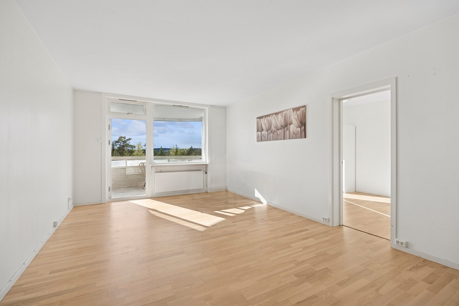 Lys og romslig stue med fin plass til stor sofagruppe og spisestue. Galleribilde