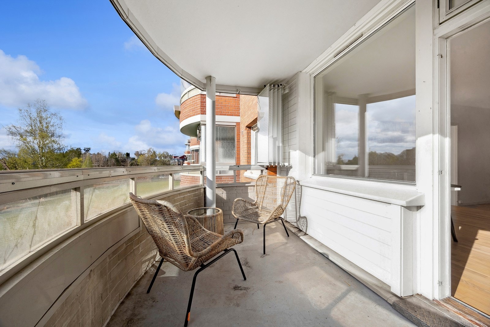 Vestvendt usjenert og solrik balkong på ca. 7 m². Balkongen er innglasset, og med glassveggene trukket for kan du skape en lun vinterhage som kan nytes store deler av året. Galleribilde