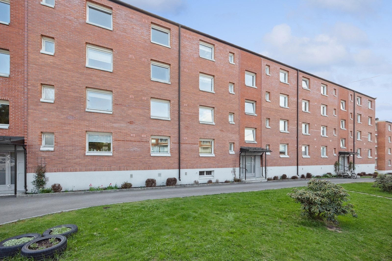 Leiligheten har en fin intern beliggenhet i borettslaget med kort vei til flere lekeplasser og fine utearealer opparbeidede utearealer for store og små. Galleribilde