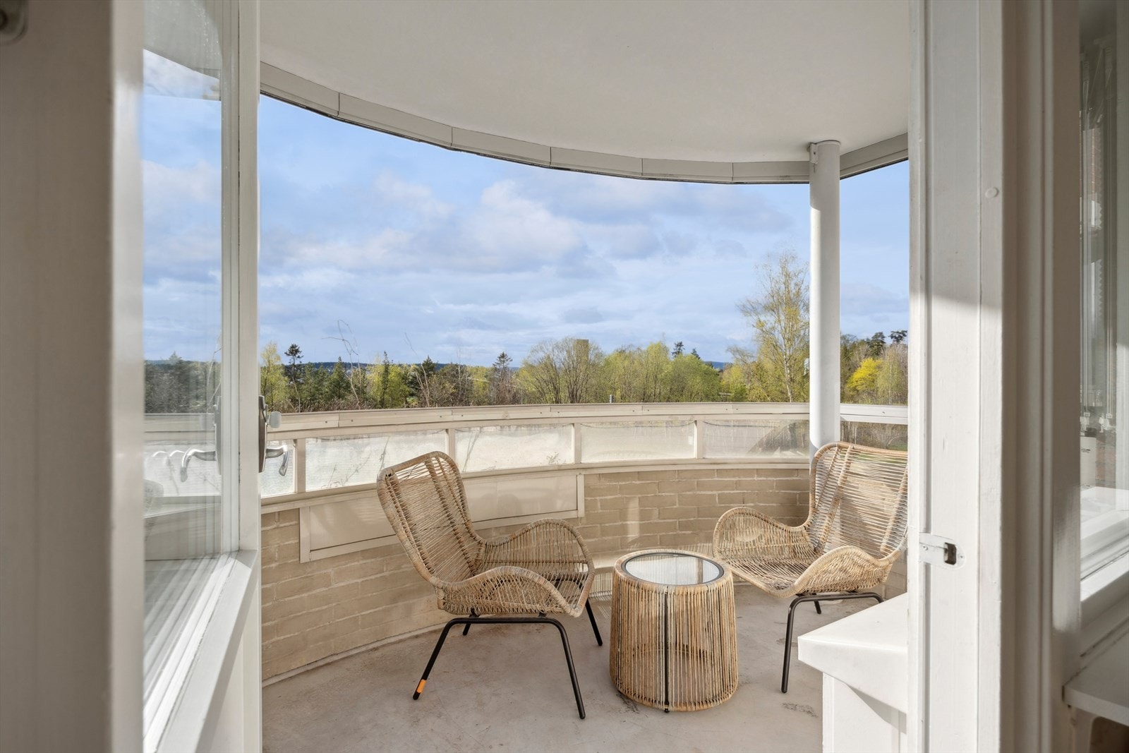 Lys, luftig og gjennomgående 3-roms med flott utsyn! Beliggende høyt, fritt og solrikt til uten innsyn. Galleribilde