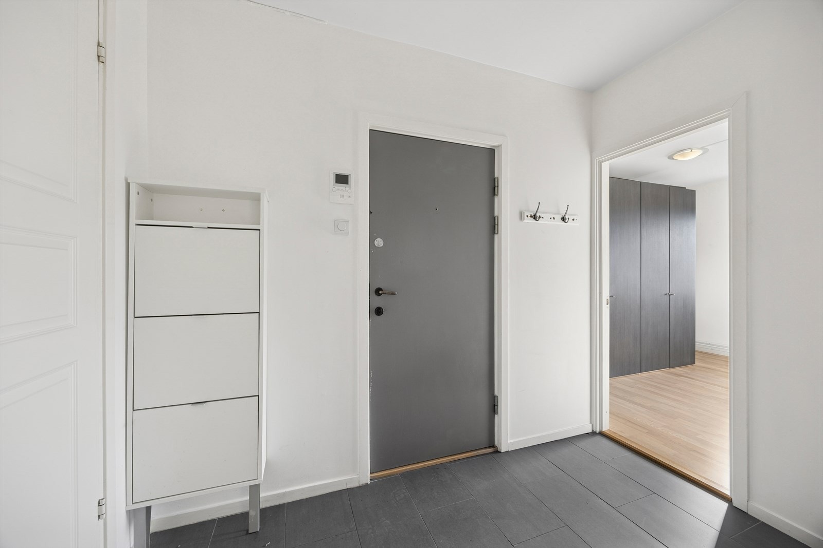 Velkommen inn i en praktisk. lys og innbydende entrè med flislagt gulv. Galleribilde