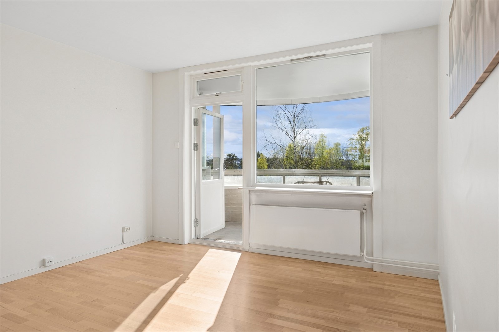 Vestvendt solrik balkong med utgang fra stuen - en naturlig forlengelse av romfølelsen og en perfekt plass for kveldssolen! Høyt og fritt med god utsikt over tretoppene. Galleribilde