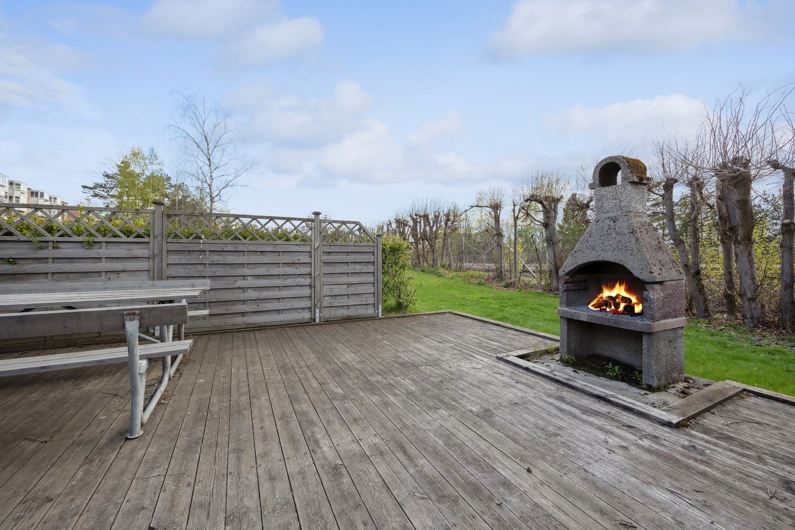 Felles platting med utepeis - et naturlig samlingspunkt for hyggelige kvelder ute. Galleribilde