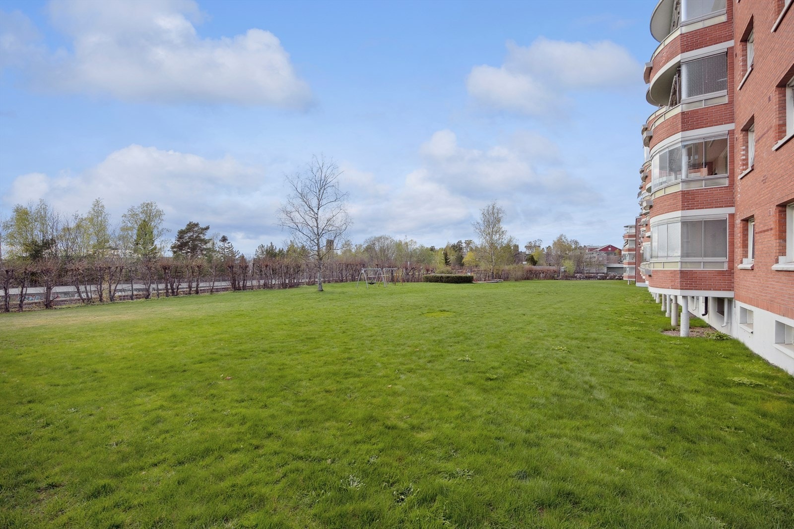 Fine grønne opparbeidede utområder i borettslaget til gled for beboere. Galleribilde