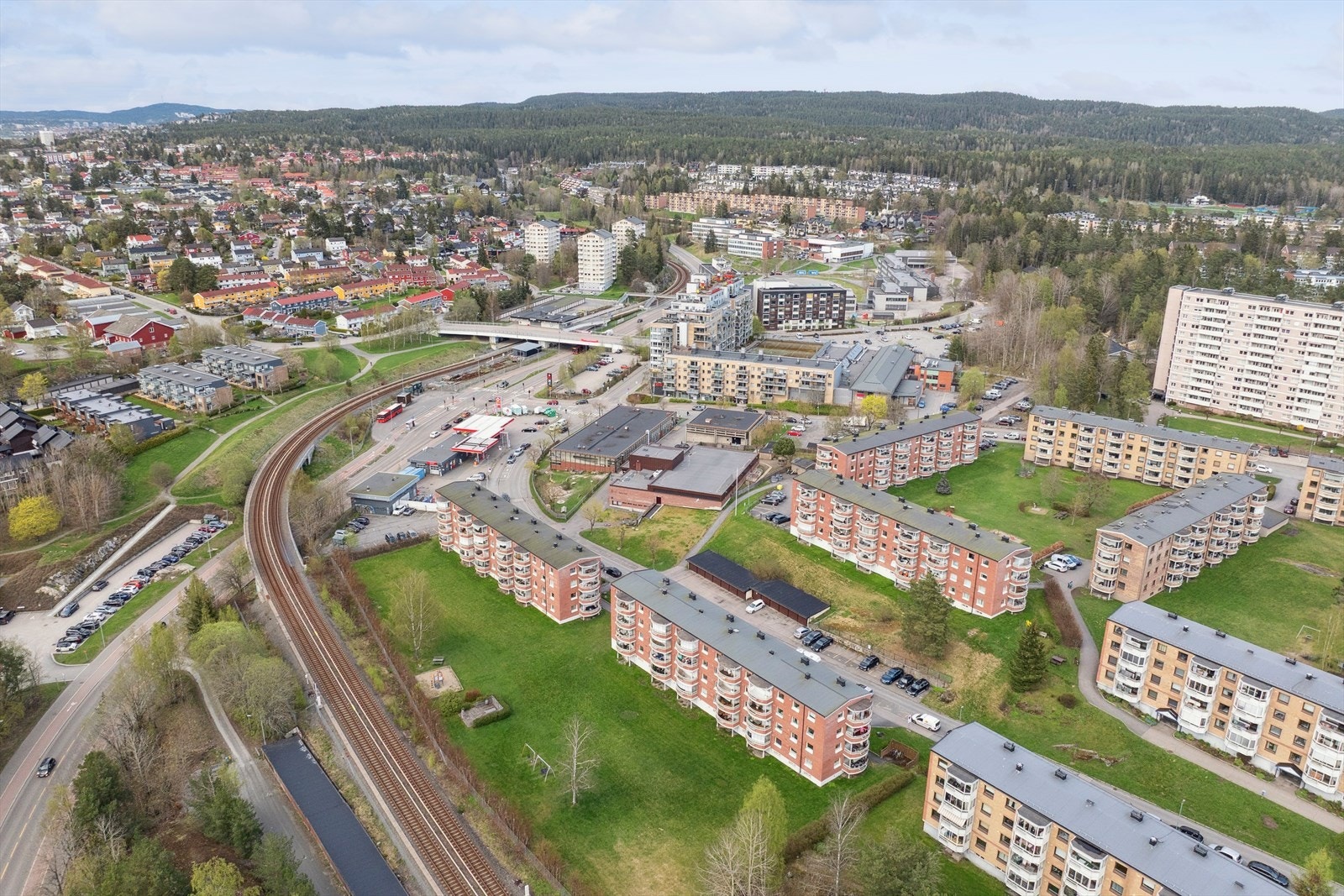 Sentralt og attraktivt bomiljø! Her bor du landlig til med alt du trenger rundt deg i hverdagen. Galleribilde