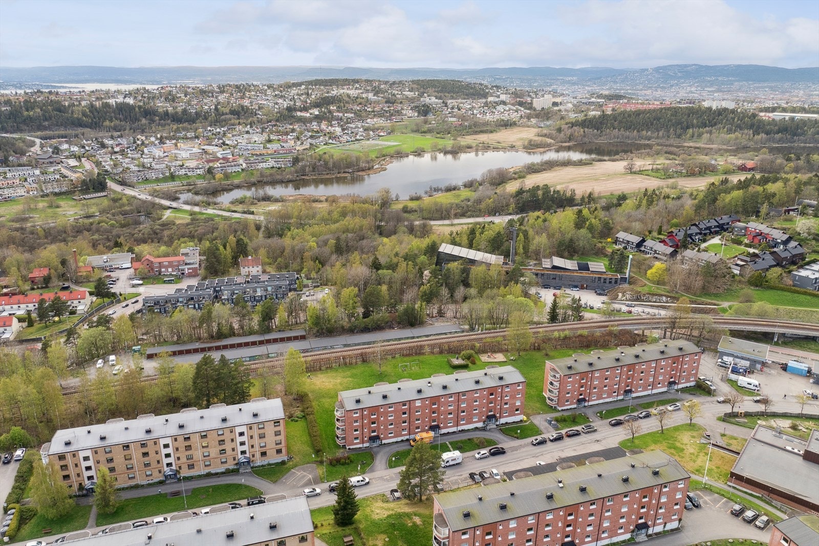 Borettslaget ligger rett ved Haraløkka og Østmarka med idrettsanlegg og flotte rekreasjonsmuligheter: lysløypenett og sykkelstier, flotte bade- og fiskeplasser ved Nøklevann og videre innover i marka. Galleribilde