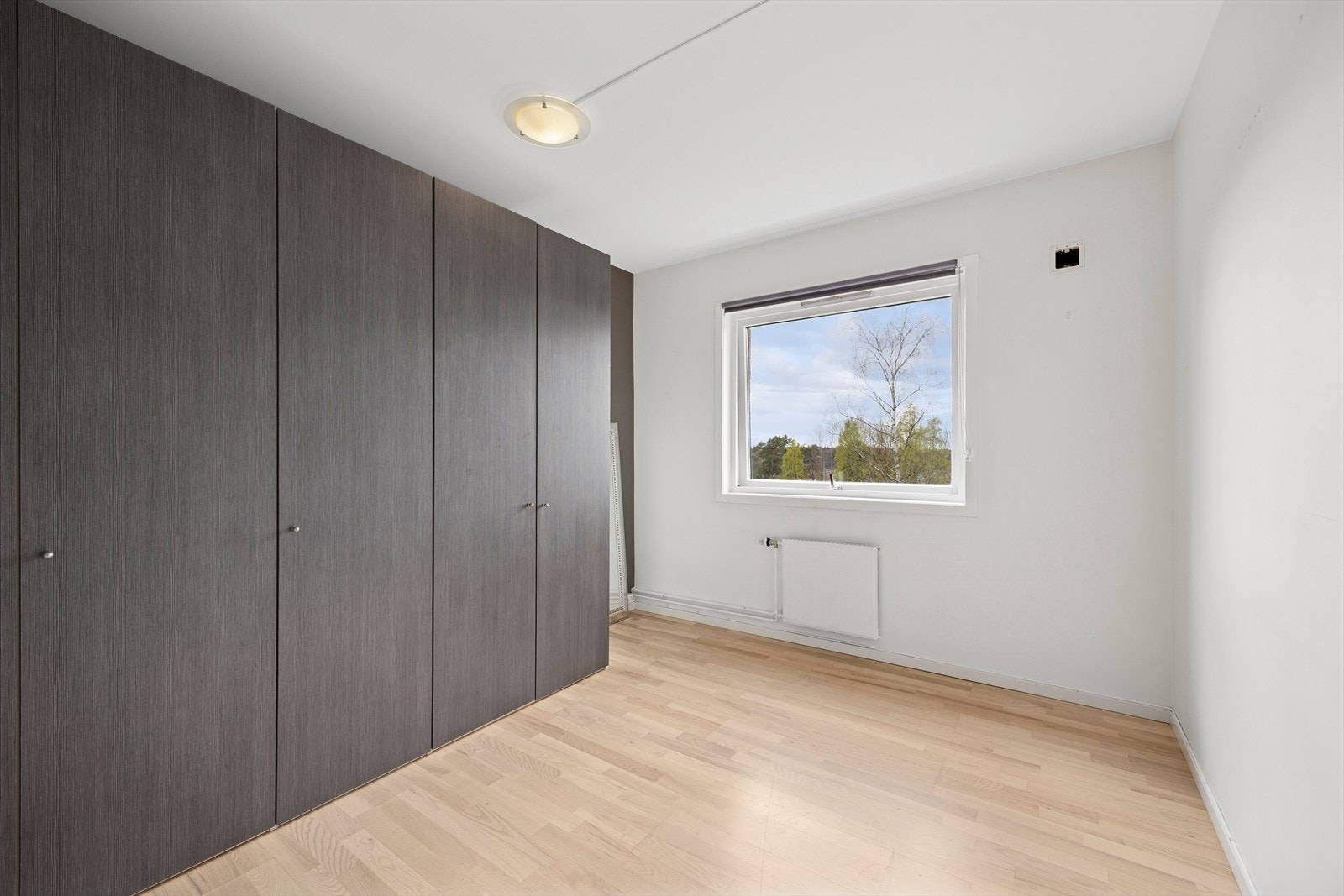 Soverom 2 har god plass til dobbeltseng og nattbord. Galleribilde