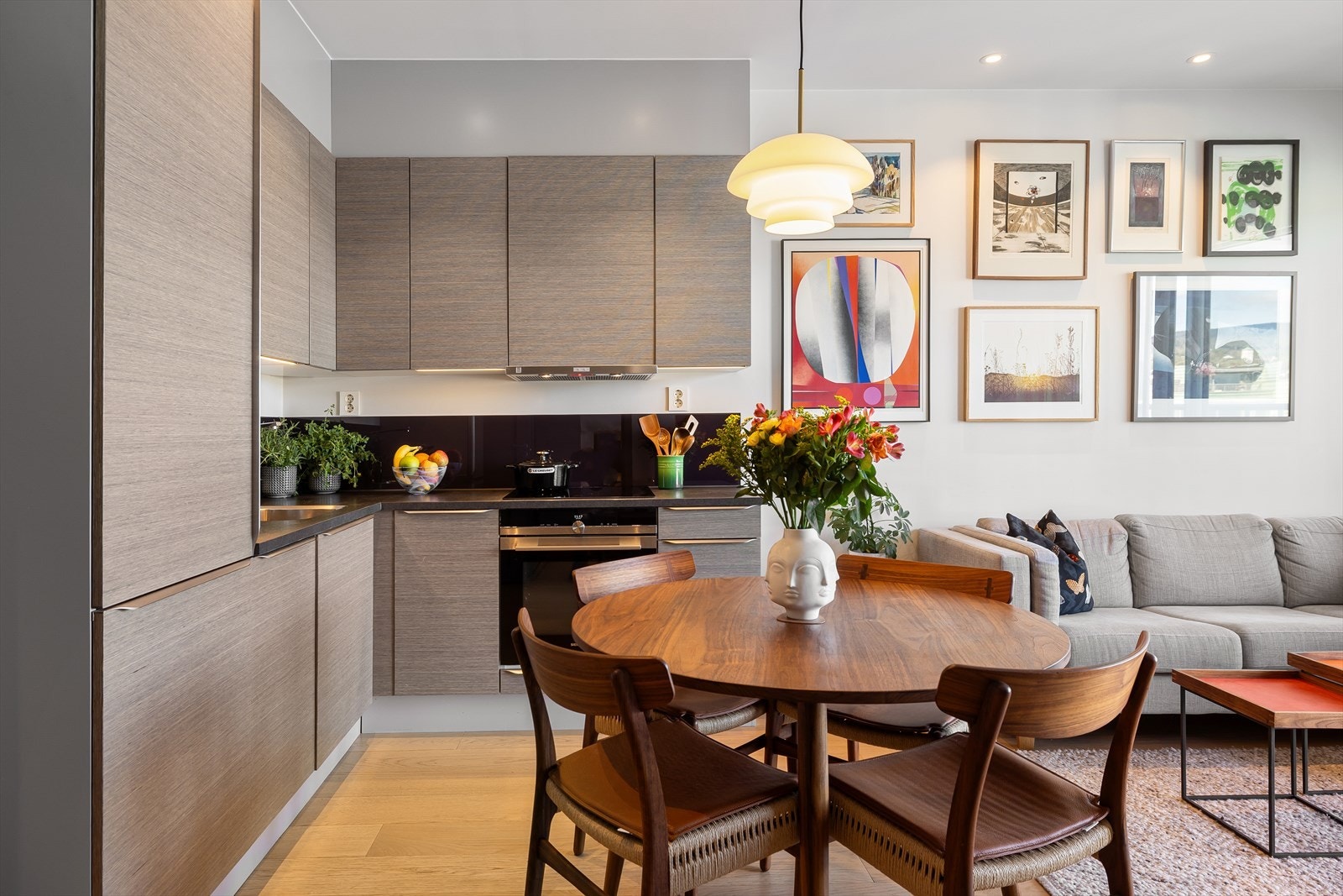 Kjøkkenet er utstyrt med integrerte hvitevarer som komfyr, platetopp, oppvaskmaskin, kjøl/ fryseskap samt ventilator over kokesone. Det er avtrekk via mekanisk avtrekksanlegg i boenheten. Galleribilde