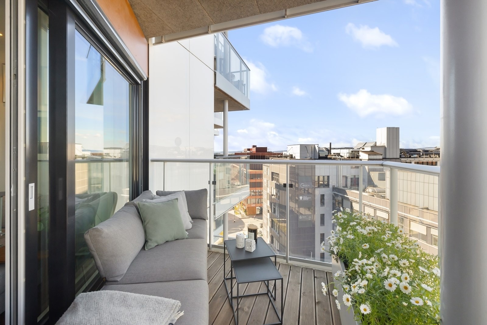 Stor og flott vestvendt balkong på 7kvm med gode solforhold. På balkongen er det plass til utemøblement, grill og beplantning. Galleribilde