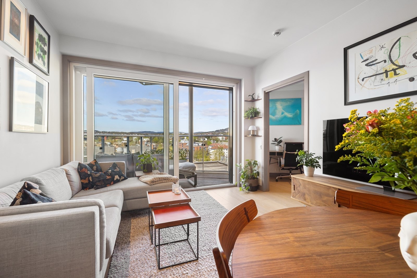 Store vinduer fra gulv til tak, som gir et lyst og moderne inntrykk. I tillegg til godt lysinnslipp gir den god takhøyden en svært luftig og god romfølelse. Galleribilde