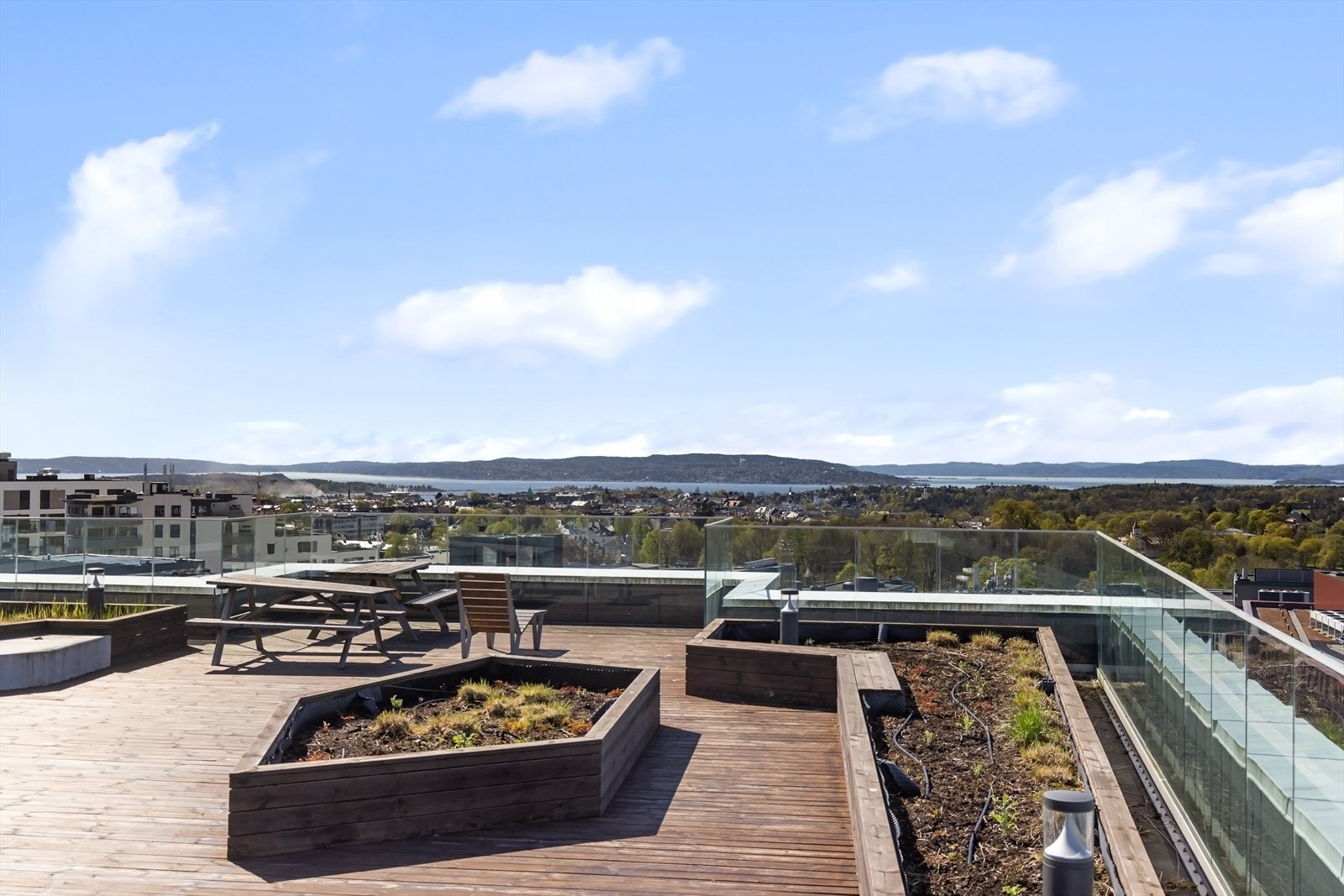 På takterrassen er det flere sittegrupper, treningsapparater og beplantning. Galleribilde