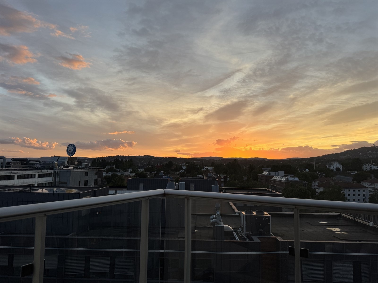 Solnedgangens siste dans fra balkongen. Galleribilde