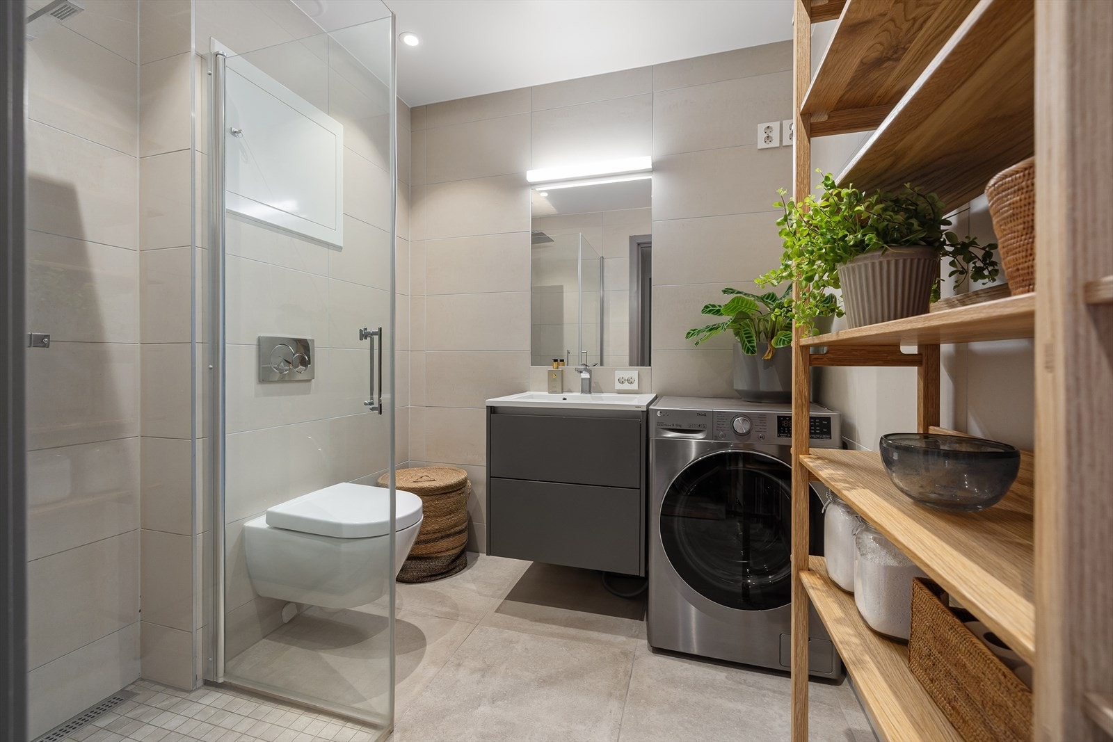 Delikat bad fra 2017 med tidsriktige farge- og materialvalg. Det er flislagte overflater, vannbåren gulvvarme og belysning med spotter i himling. Galleribilde