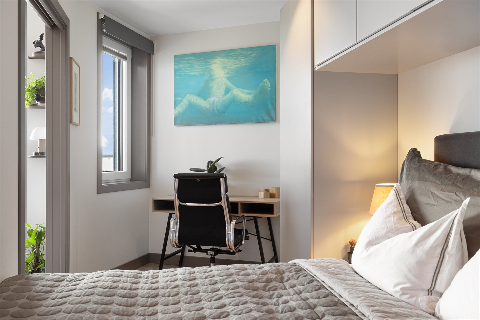 Det er god plass til dobbeltseng og skrivepult. Galleribilde