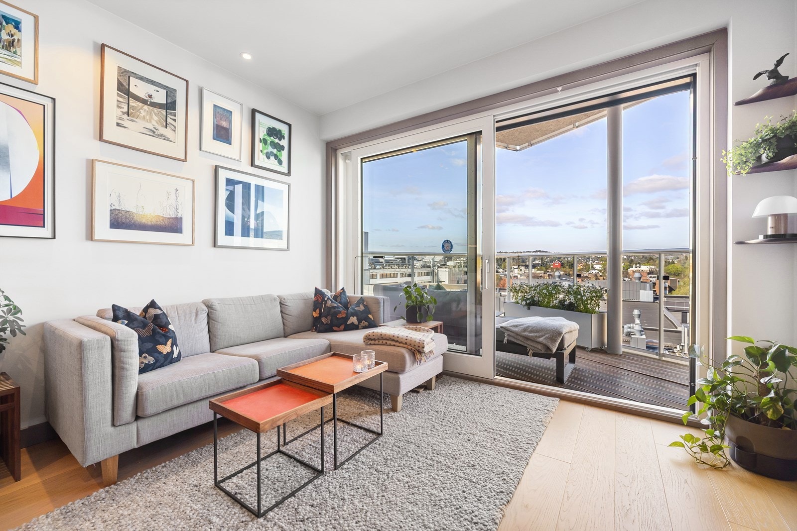 Leiligheten ligger i 8. etasje og inneholder entré, kjøkken, stue, bad, soverom og omkledningsrom. Galleribilde