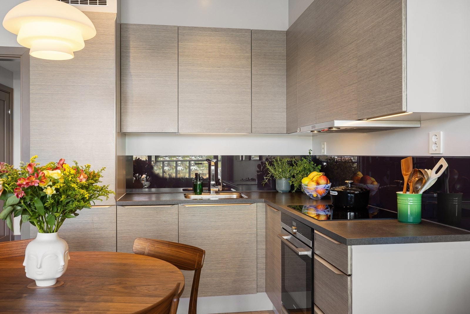 Det er rikelig med skap- og benkeplass samt god plass til matlaging. Kjøkkenet passer perfekt for deg som er glad i å lage mat. Galleribilde