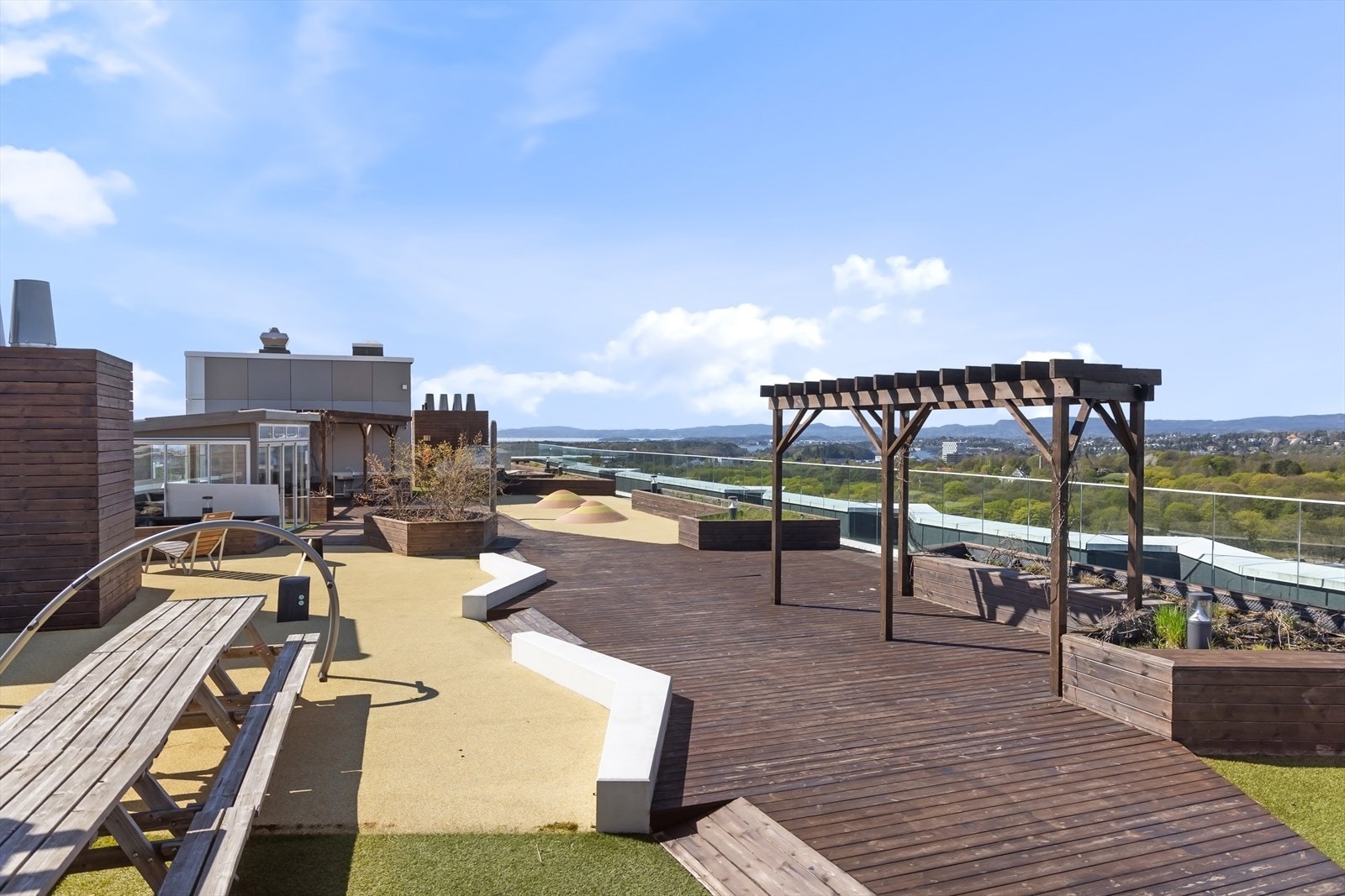 Fantastisk felles takterrasse med utsikt over hele byen og sol hele dagen. Galleribilde