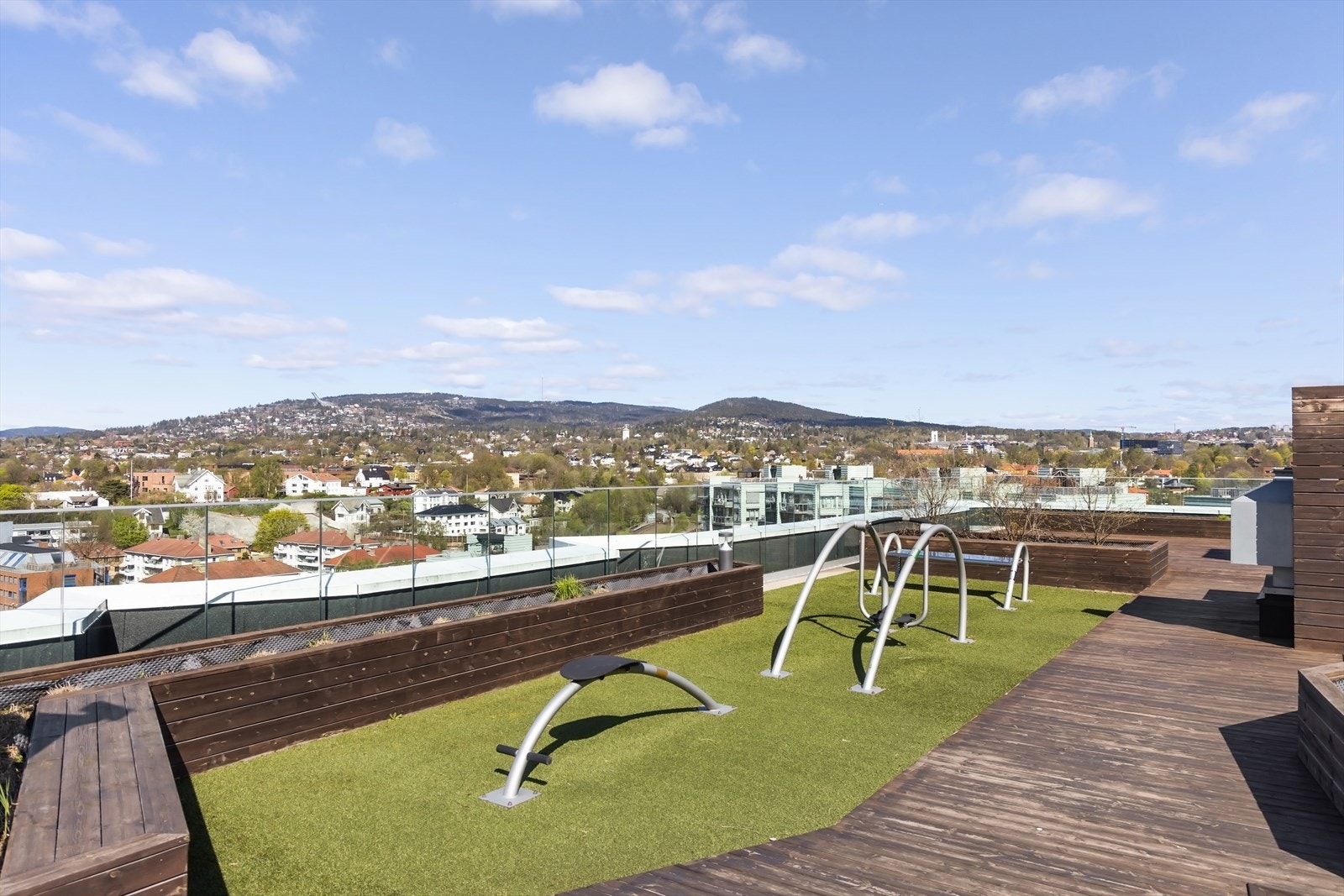 Her kan du leie to ekstra rom og eksempelvis holde bursdagssselskap, grille osv. Eller bare gå opp og ta med kaffe og frokosten som nytes i fantastiske omgivelser. Galleribilde