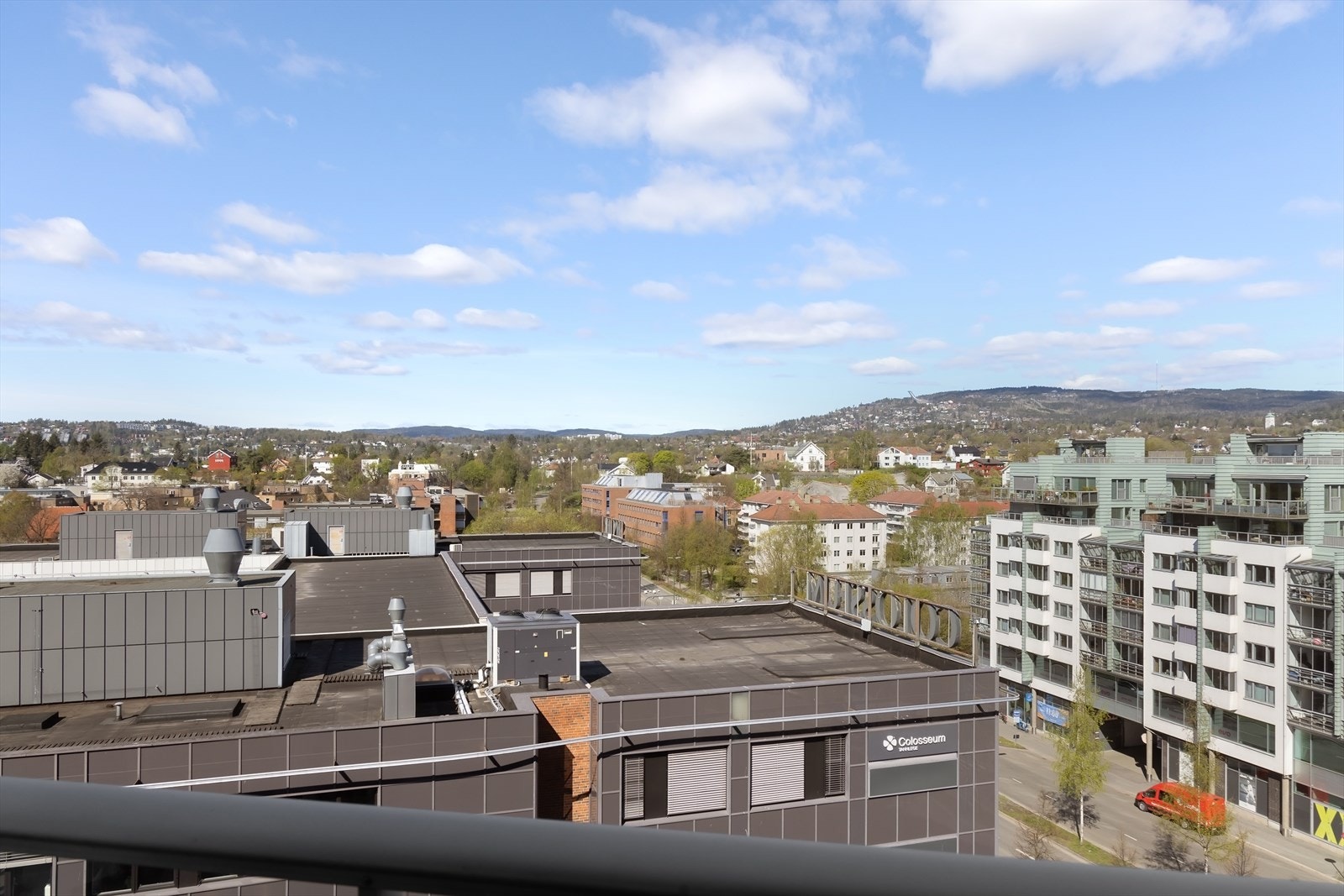 Fra balkongen er det spektakulær utsikt over Oslo og mot Holmenkollen. Galleribilde