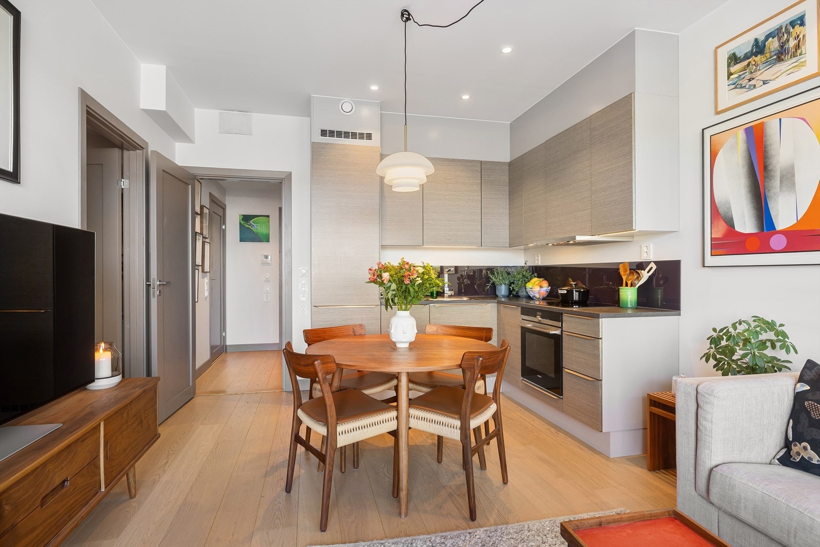 I stuen er det god plass til stor sofagruppe med tilhørende sofabord og tv-møblement samt spisebord ved kjøkkenet. Galleribilde