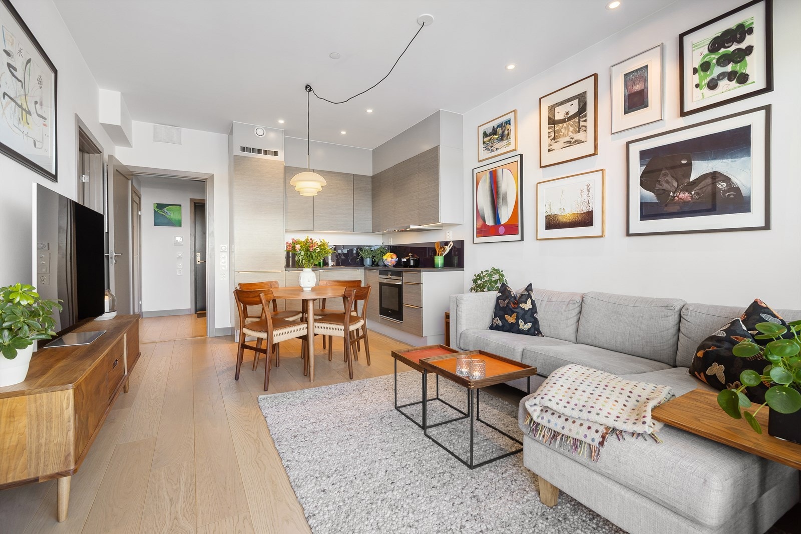 Overflatene er stilrene og består av en-stavs eikeparkett med vannbåren gulvvarme og lyse fargevalg. Galleribilde