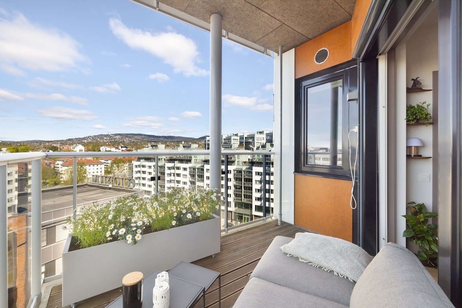 Leiligheten ligger høyt og fritt i 8. etasje med heis, lite innsyn, fint utsyn og nydelig solnedgang. Galleribilde