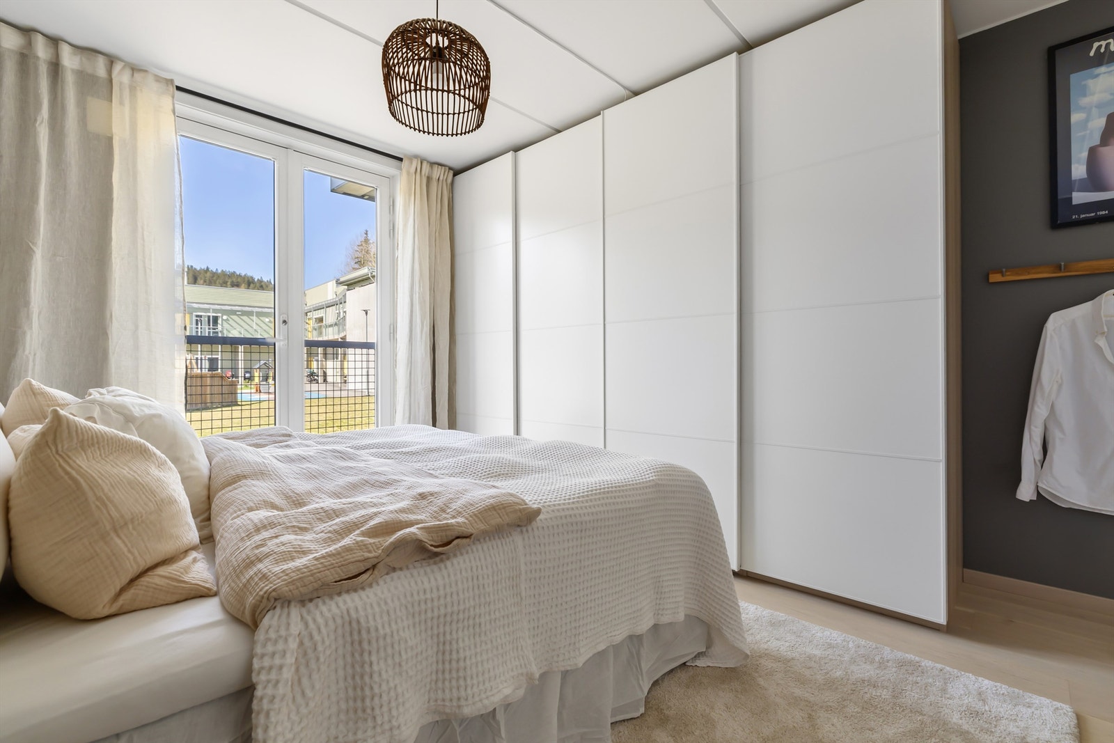 Soverommet vender ut mot marka og barnehagen - her kan man sove med soveromsvinduet åpent uten støy Galleribilde