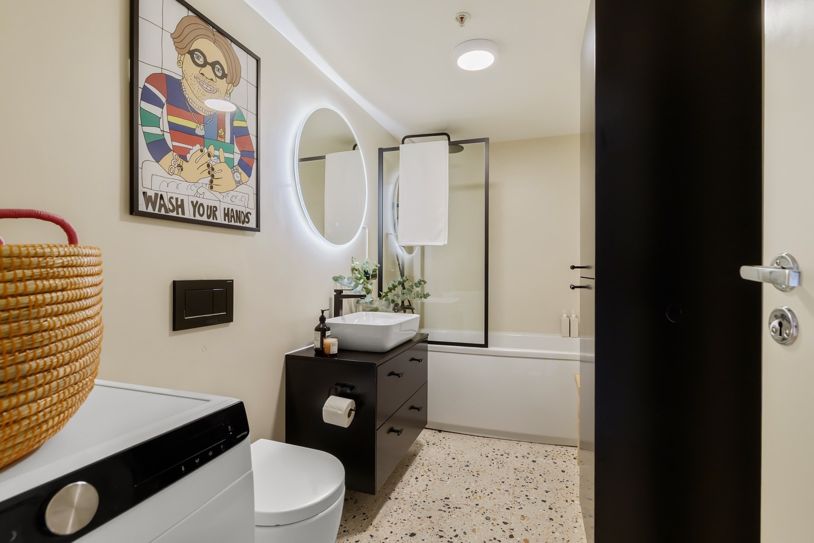 Delikat baderom med moderne terrazzo-fliser på gulv og vegger med mikrosement som gir et moderne uttrykk Galleribilde