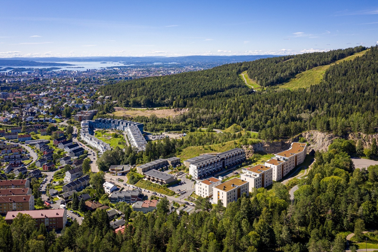 Til tross for at Årvollskogen ligger ved markagrensen, er det kun 7 km til Grünerløkkas spennende fasiliteter og mindre enn 10 km til Oslo sentrum Galleribilde