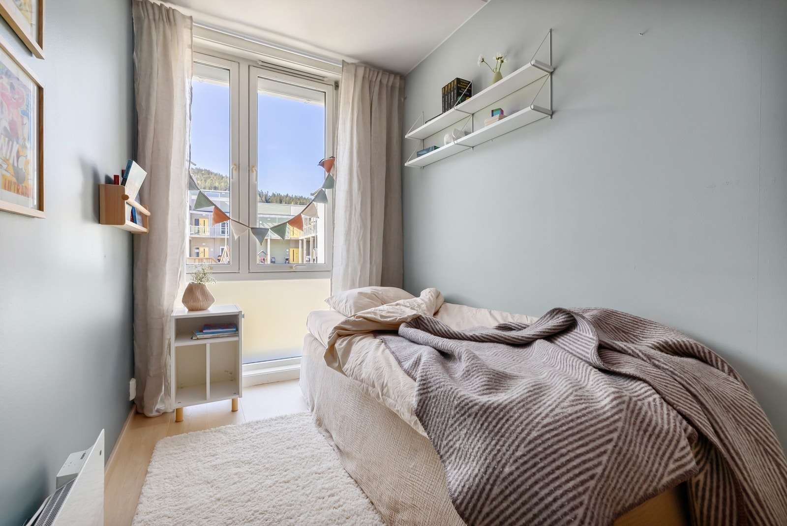 Stort vindu slipper inn godt med lys Galleribilde