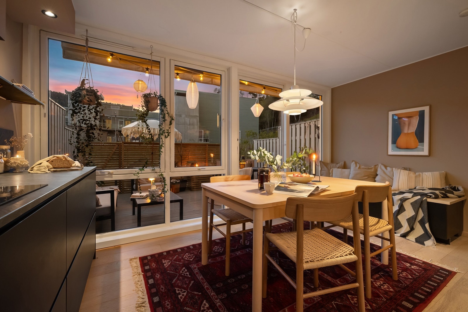 Her er det også god plass til større spisebord hvor man fint kan sitte 8 personer og fremdeles ha godt med plass Galleribilde