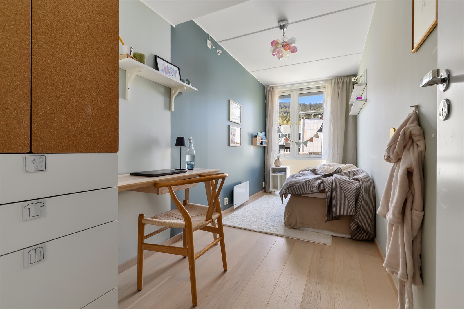 Lyst og luftig soverom med god plass til både seng, garderobe og skrivepult Galleribilde