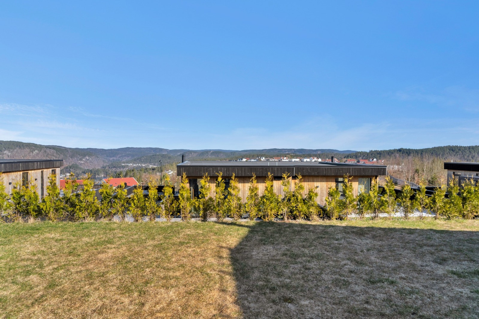 En nyere og lekker enebolig med alt på et plan. Galleribilde