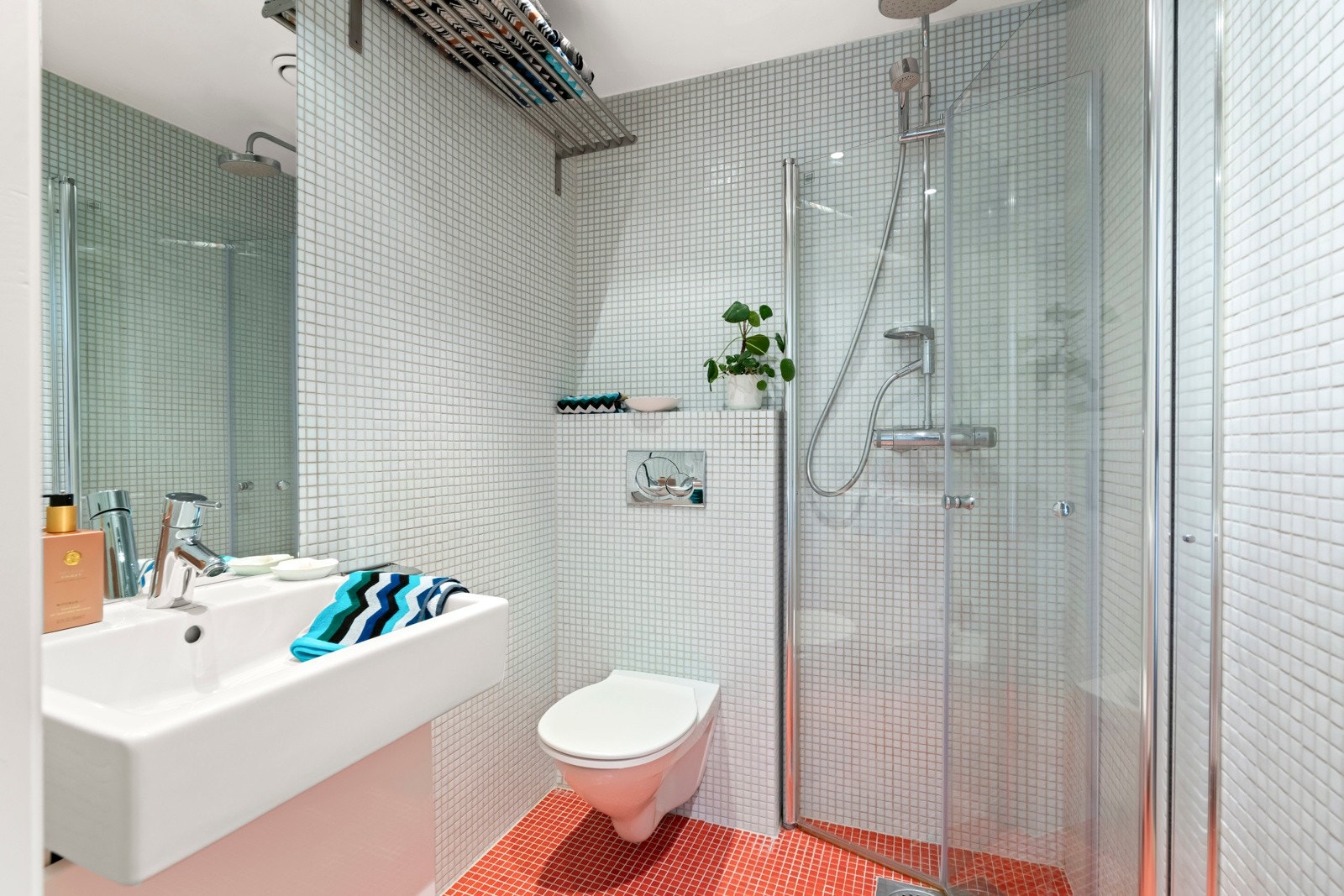 Lyst og flislagt baderom med behagelig gulvvarme og alle nødvendige baderomsmøbler. Opplegg for vaskemaskin utenfor baderom i skap. Galleribilde