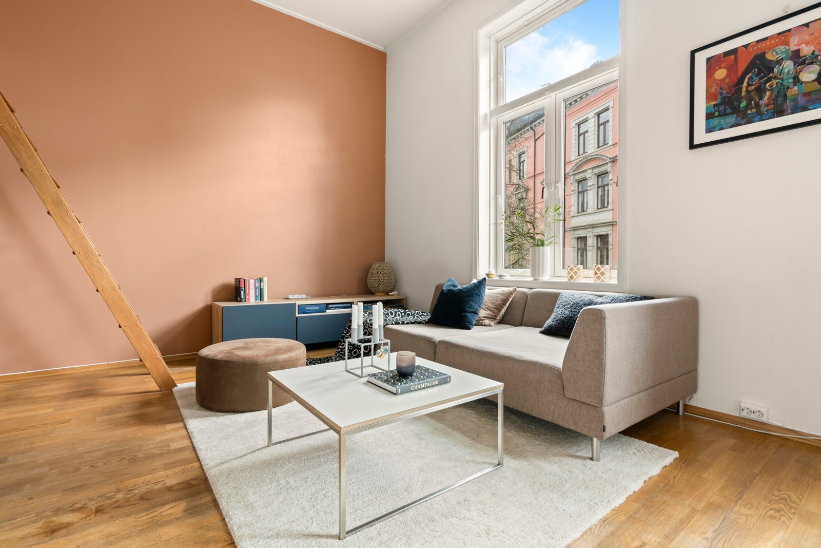 Hele leiligheten oppleves som lys, luftig og tidsriktig med den gode takhøyden (3,3m) kombinert med store vindusflater fra 2015 og flotte fargevalg. Galleribilde