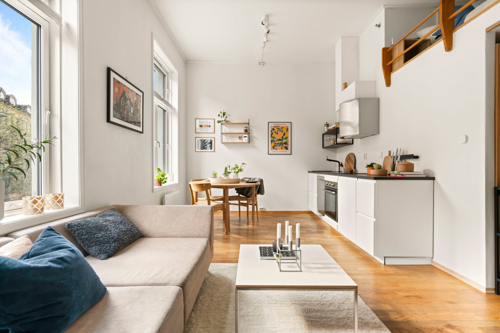 Her får du plass til alt du trenger i hverdagen; Sofagruppe, spisebord med plass til flere gjester, åpen kjøkken-løsning med gode arbeidsflater og gode oppbevaringsløsninger. Galleribilde