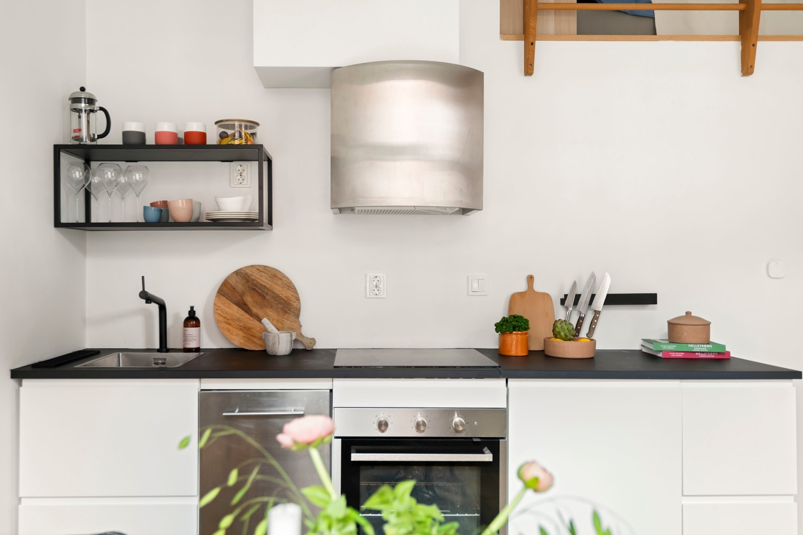 Slitesterk benkeplate og lyse fronter. Kjøkkenet har opplegg for platetopp, stekeovn, oppvaskmaskin (smal versjon) og kjøleskap under benk. Galleribilde