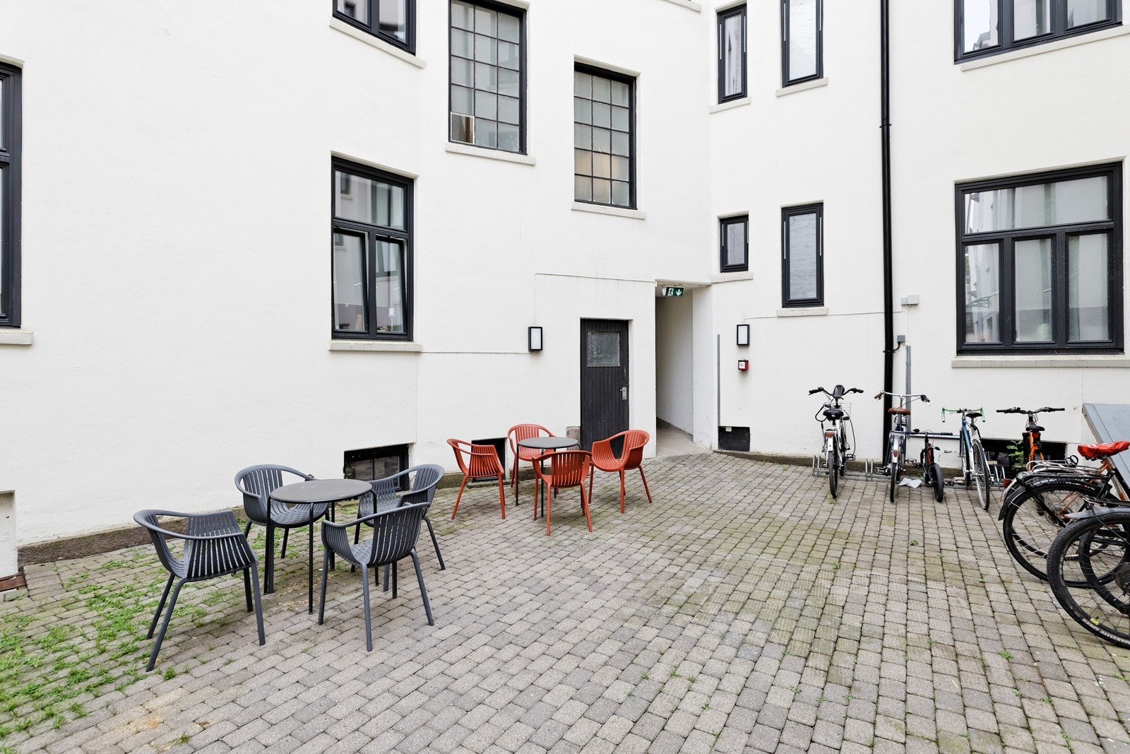 Hyggelig bakgård med sittegrupper og sykkelparkering. Galleribilde