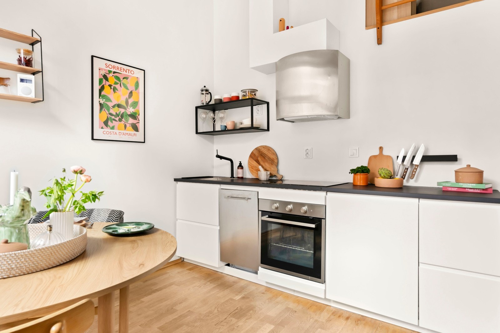 IKEA kjøkkeninnredning med moderne preg fra 2020. Galleribilde