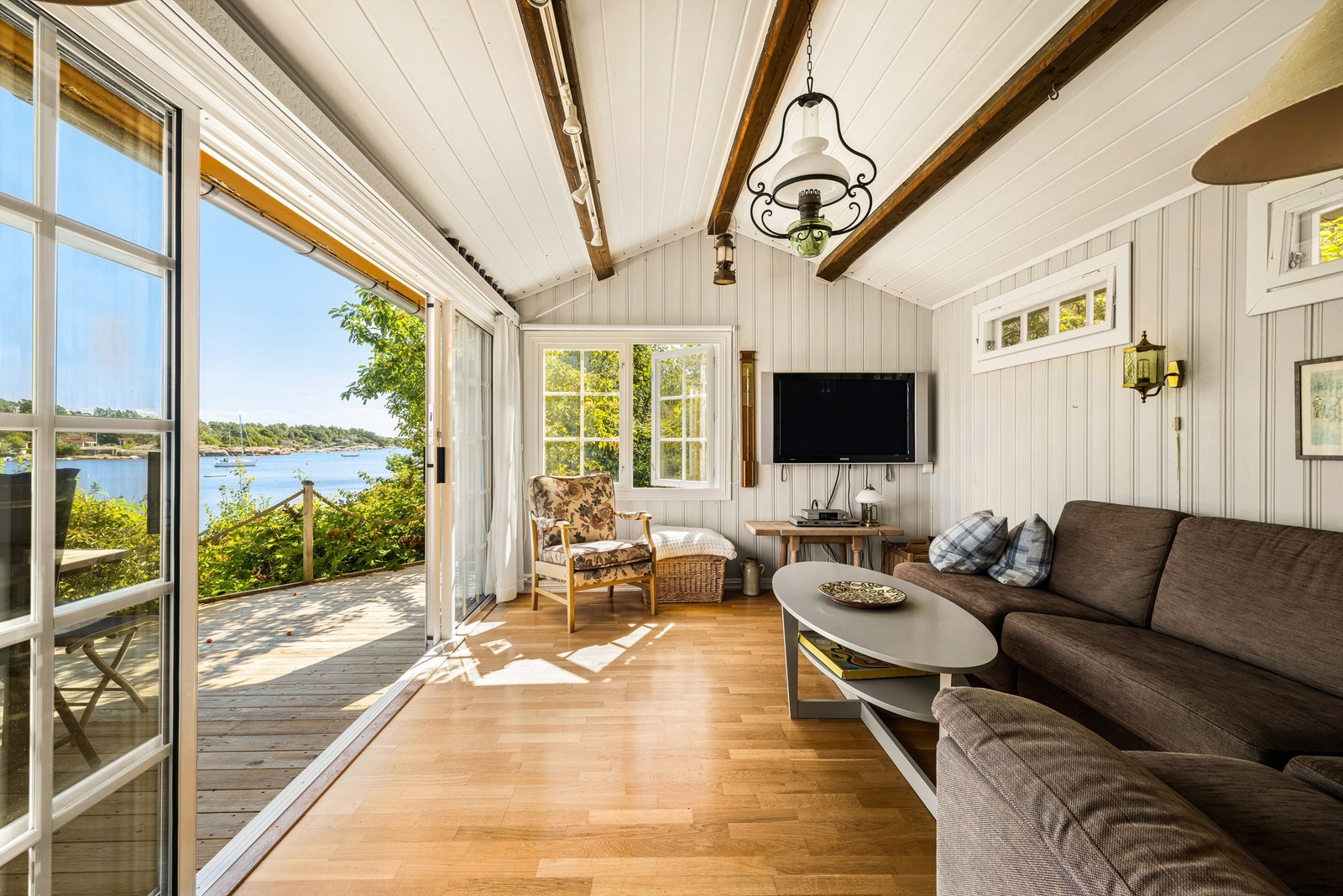 På godværsdager kan stuen bokstavelig talt åpnes mot terrassen. Galleribilde