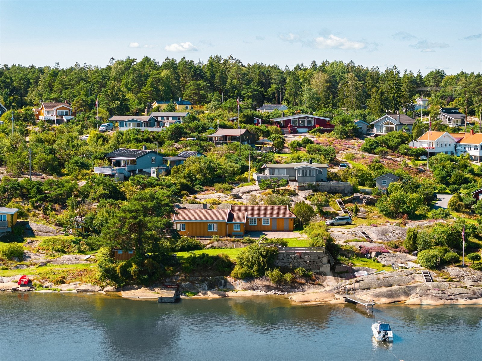 Eiendommen er idyllisk beliggende i første rekke mot Fjellskilen. Galleribilde