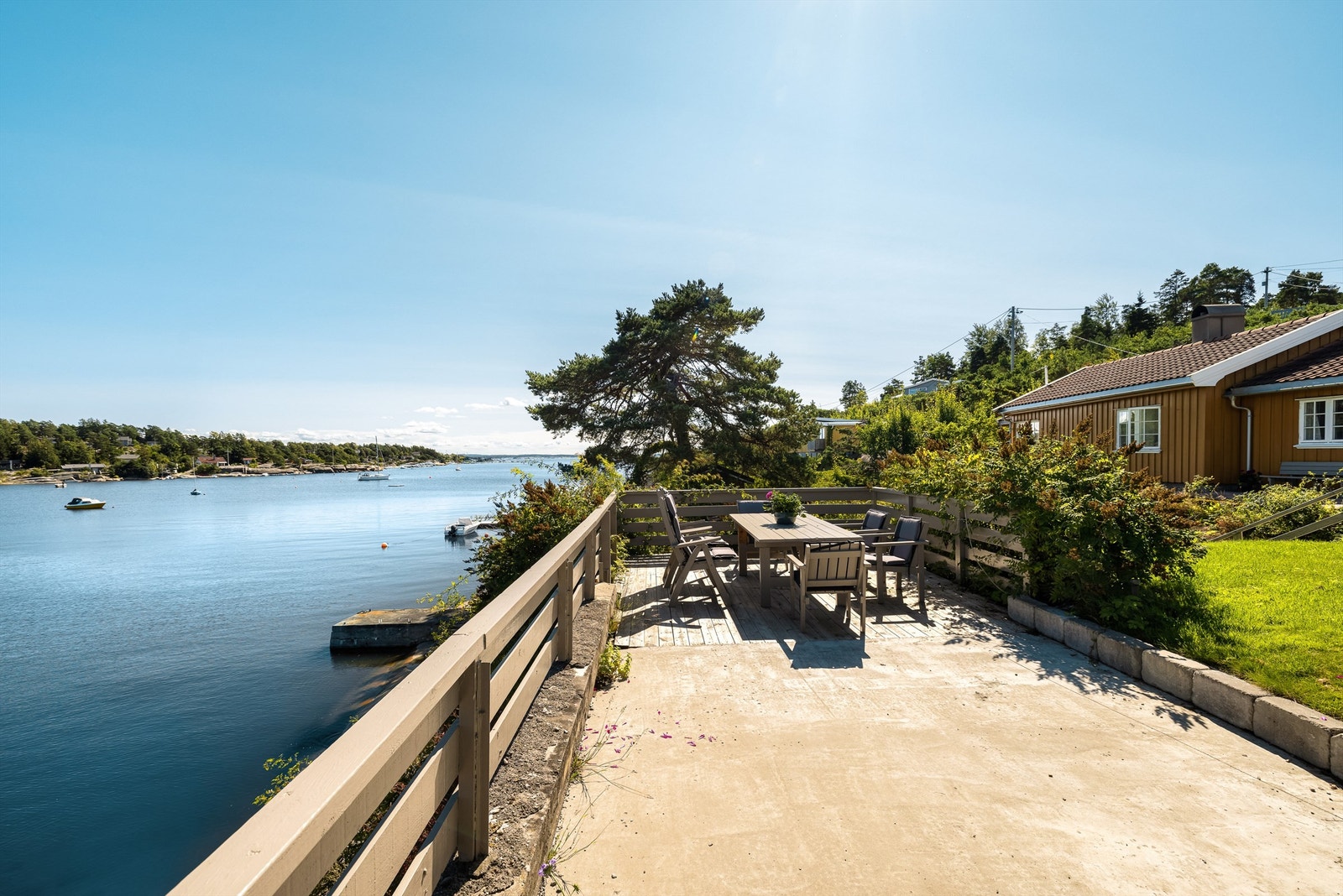 Solforholdene er meget gode, sommerstid fra solen står opp. For den romslige plattingen nærmest vannet finnes ingen dokumentasjon. Galleribilde
